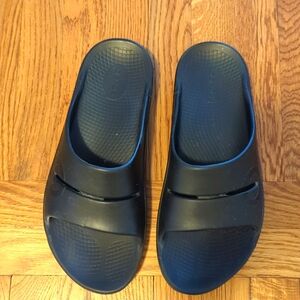 Men's Oofos slide sandals, black, size 11